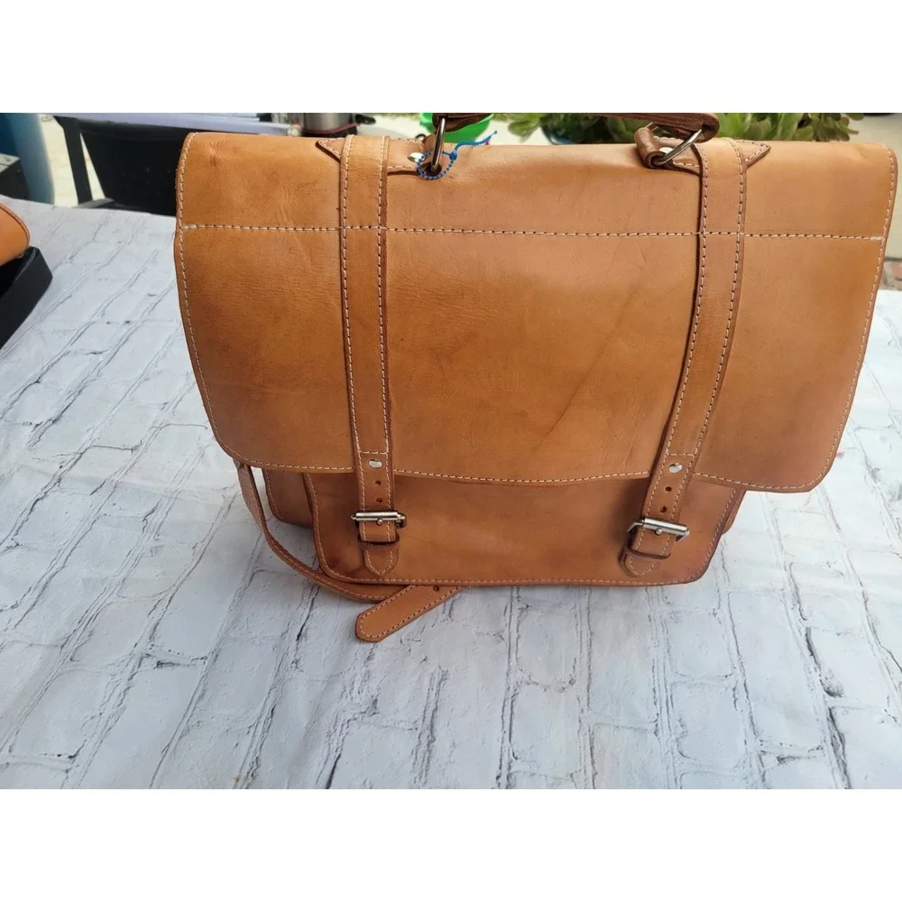 100% Leather messenger bag, stylish, functional, modern, classy, preppy, mod,